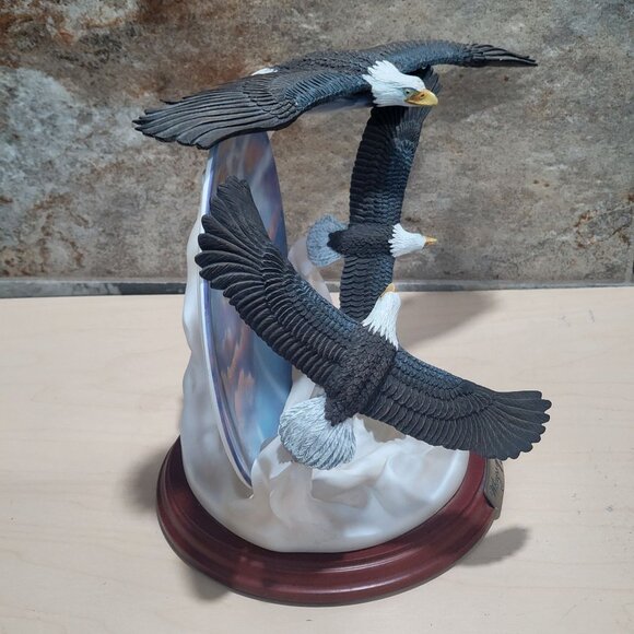 Bradford Exchange Decorative 3 D Plate Flying Eagle Figurine Wings of Glory Betw - Picture 8 of 14